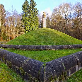 Nahe der Ortsgemeinde Siesbach befindet sich ein großer römischer Grabhügel.